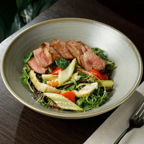 Salată cu carne de vită și anghinare