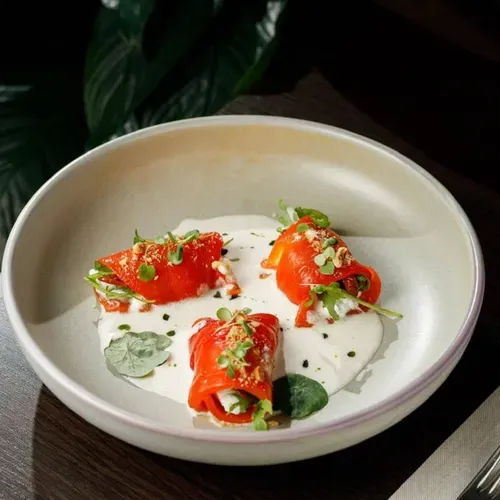 Rulou de ardei copt cu brânză și sos de parmezan