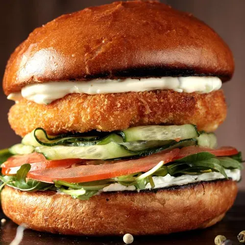 Burger cu carne de pui și camembert