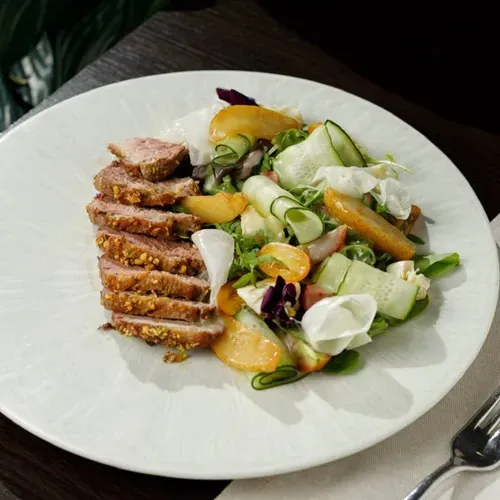 Salată cu rață și dressing de aloe-mar verde