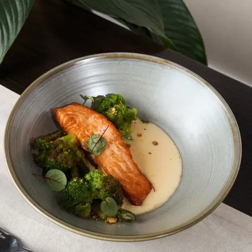 Steak de somon cu broccoli și sparanghel