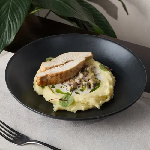 Steak de pui cu piure de cartof și sos de ciuperci