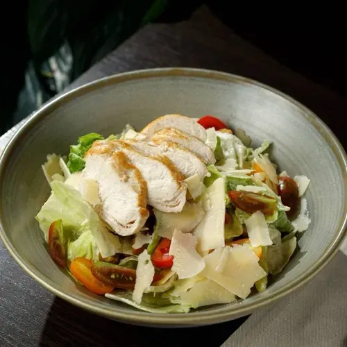 Salată Caesar cu pui